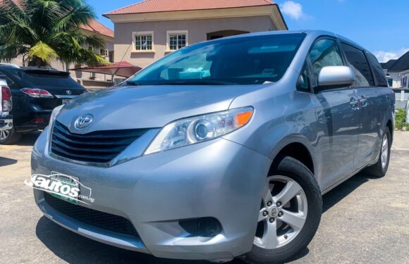TOYOTA SIENNA 2016 MINI BUS AVAILABLE FOR N70,000.00 PER DAY.